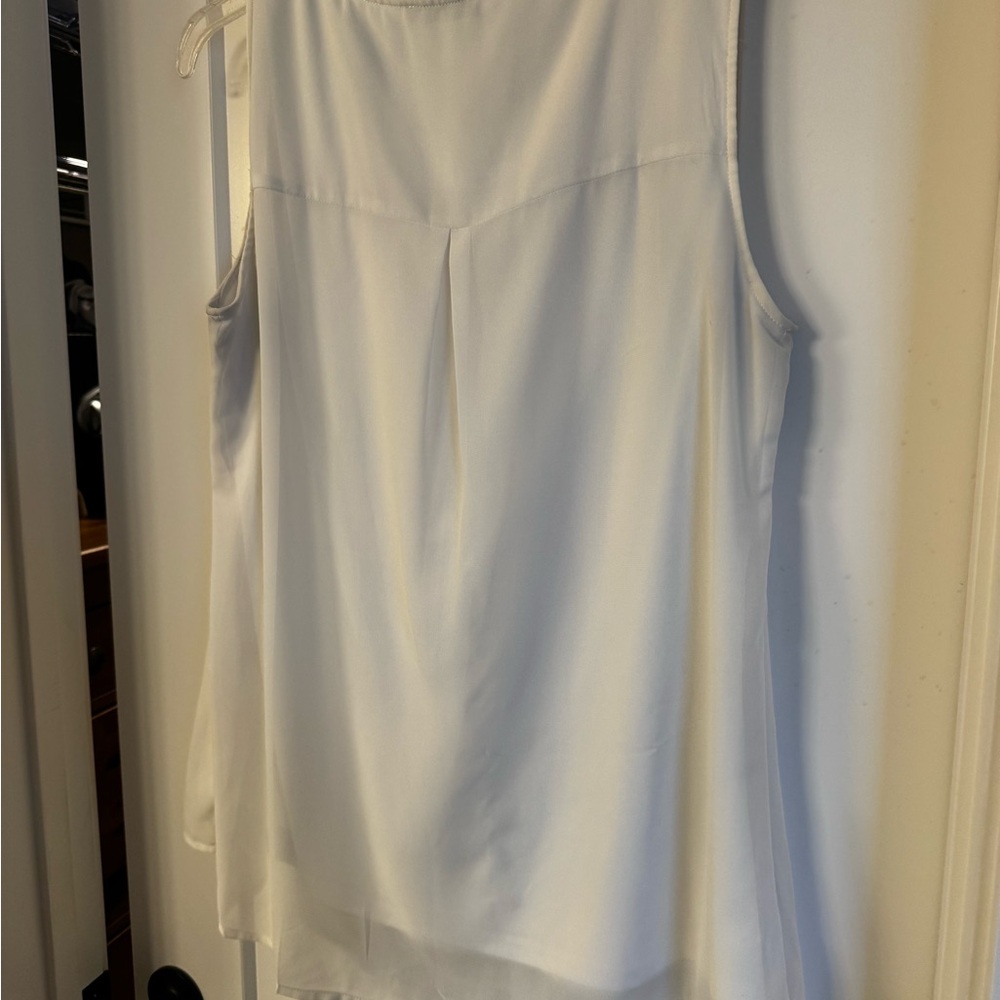 Sleeveless White Pleated Swing Tank Top - Picture 4 of 6